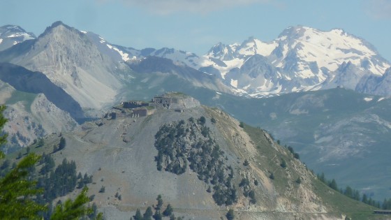 Fort de l\'Infernet et le mont Thabor