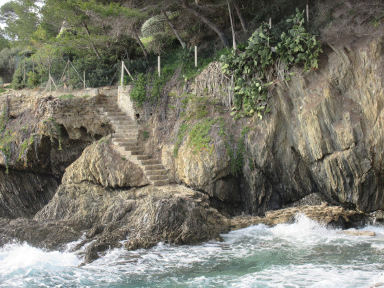 Forte houle sur le sentier interdit