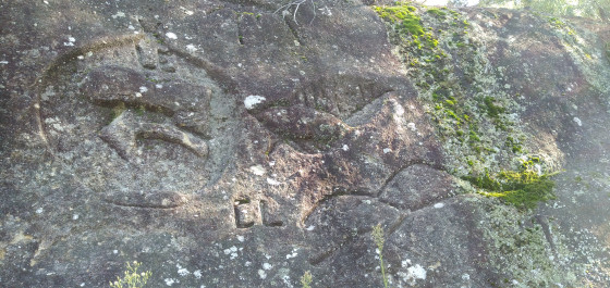 Fresque grav&eacute;e sur les rochers