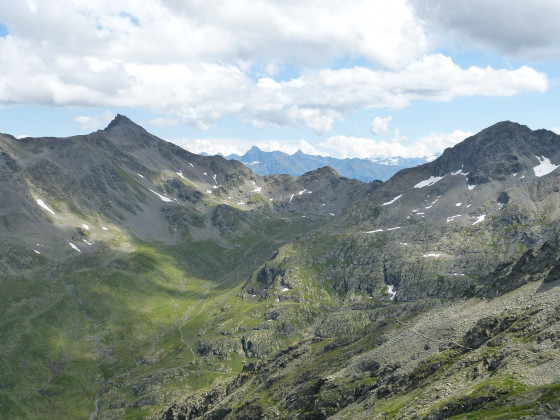 Depuis le col des Chexaux, le chemin du retour vers le col du Grand Saint-Bernard