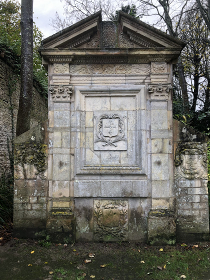 Fronton dans le parc municipal de Luc-sur-Mer