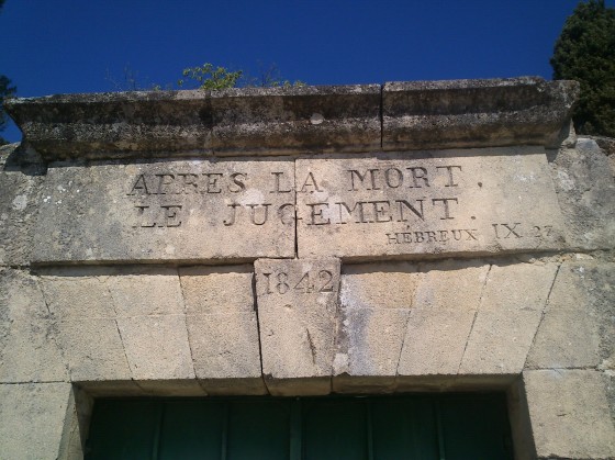 Fronton du cimeti&egrave;re de Salinelles
