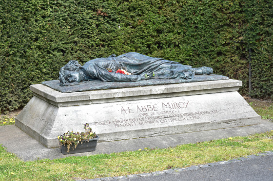 Gisant de l'Abbé Miroy.