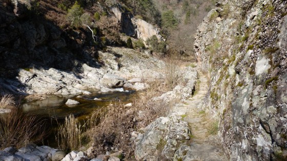 Gorges et anciens canaux sur la Daronne