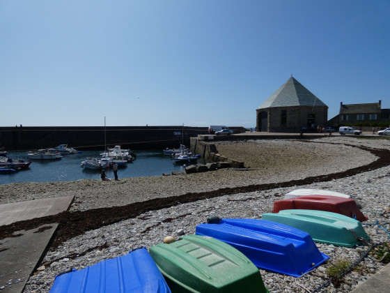 Goury, vue sur le port et le bâtiment de la SNSM