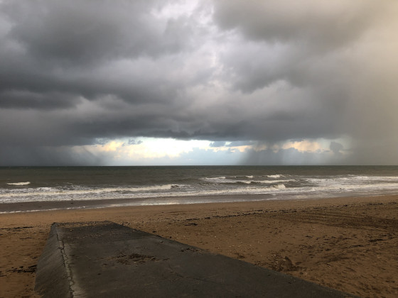 Grains et &eacute;claircie sur la Manche