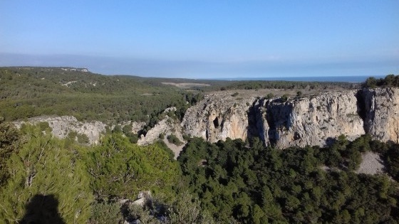 Grande grotte de la Crouzade vue du plateau du Castella