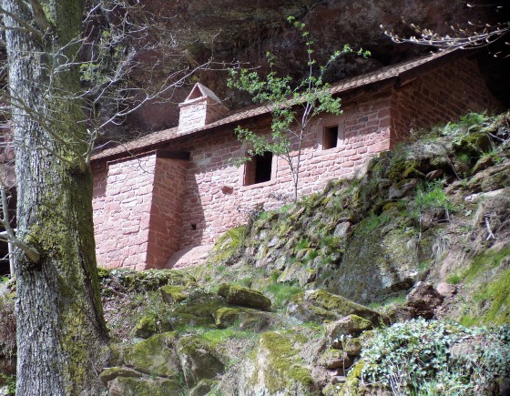 Grande maison vue du chemin de randonnée