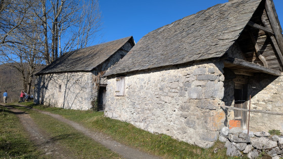 Granges dans le hameau de Sarrat