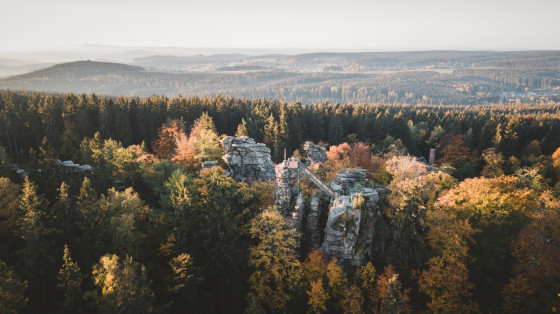 Greifensteine avec vue sur la cr&ecirc;te des monts M&eacute;tallif&egrave;res