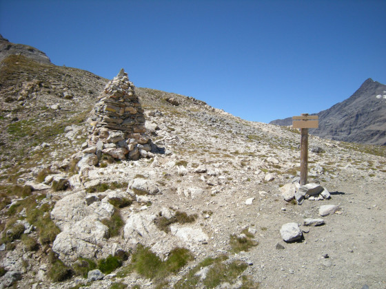 Gros cairn au col