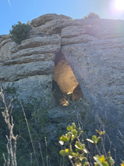 Grotte a double Cavités sur la Partie La Plus Haute  Du Bau Rous