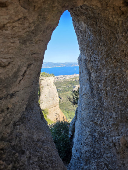 Grotte  a Double Cavités Vue Intérieur Dans la Roche La Plus Haute  Du  Bau Rous