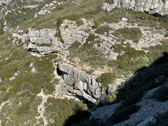 Grotte de Manon vue du sentier balisé bleu