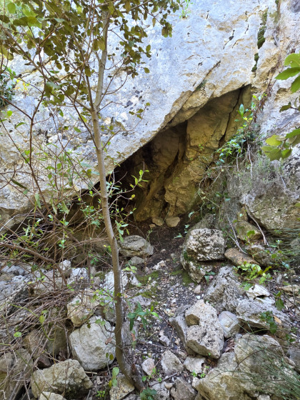 Grotte pour bivouac