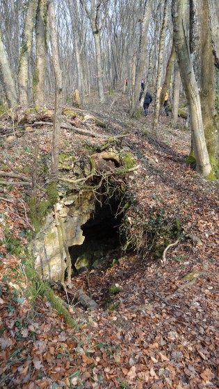 Grotte sur la gauche sur Chemin de crête