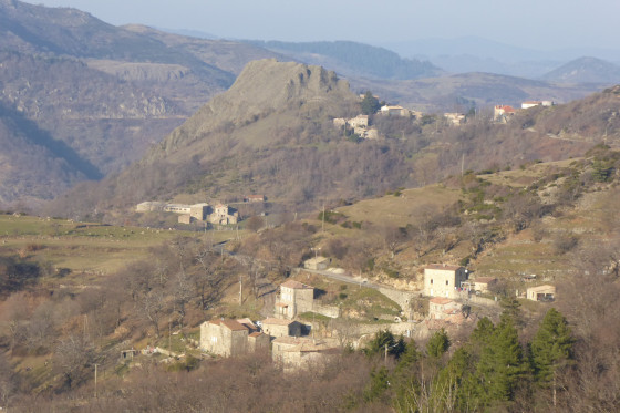 Hameau d'Ajoux au pied de son pittoresque rocher
