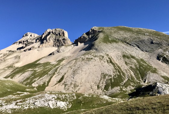Haut du Vallon Girier et vue sur le Grand Ferrand, le pic de la Cloche et Soleil Bœuf