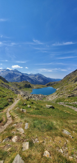 Ibón de Gorgutes et l'Aneto en arrière plan