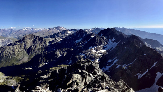 Ici, l\'horizon s\'étend des 3 Aiguilles d\'Arves au Moucherotte.