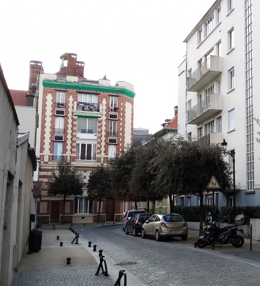 Immeuble de brique surmonté d\'un clocheton