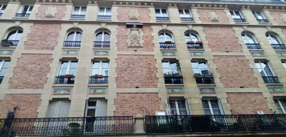 Immeuble décoré de bas-reliefs