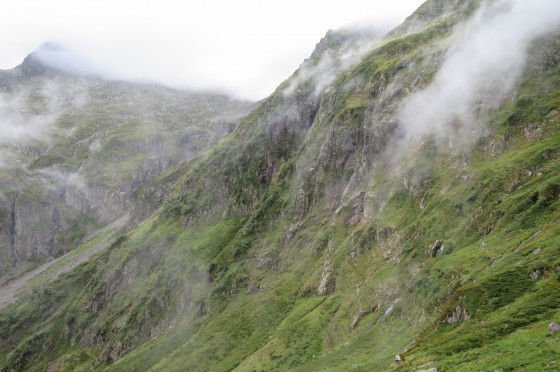 Impressionnants a-pics dans la descente depuis la cabane de Marterat