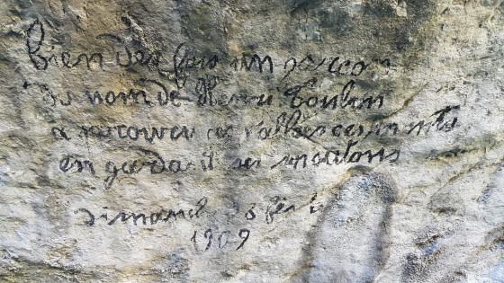 Inscription sur une roche