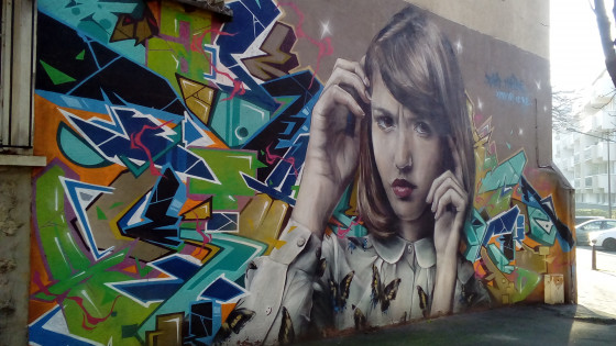 Jeune femme aux papillons Jeune femme aux papillons