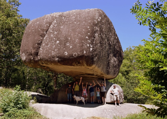 Jouer à Hercule sous la Peyro Clabado Sidobre - Sidobre Tourisme