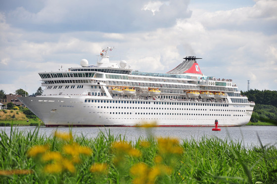 Kreuzfahrer auf dem Nord-Ostsee-Kanal
