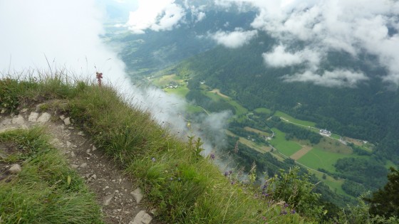 L'abbaye de Tami&eacute; en contre-bas du sentier.