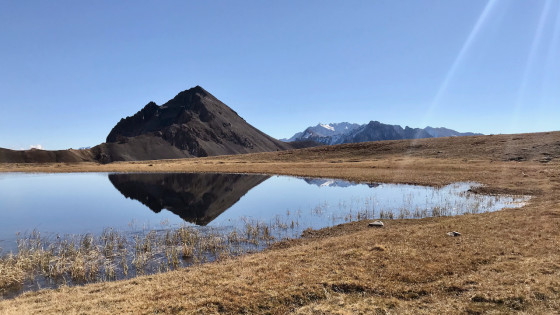 L'Aiguille Rouge se mire dans le Lac Bellety.