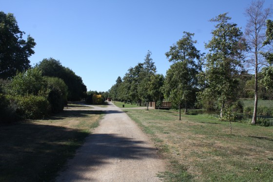 L'allée Madeleine Groussard le long du ruisseau de l'Argentière