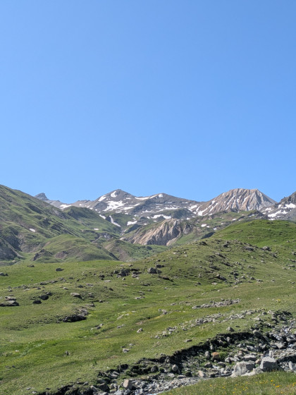 L\'alpage avec vue sur le sommet du Galibier