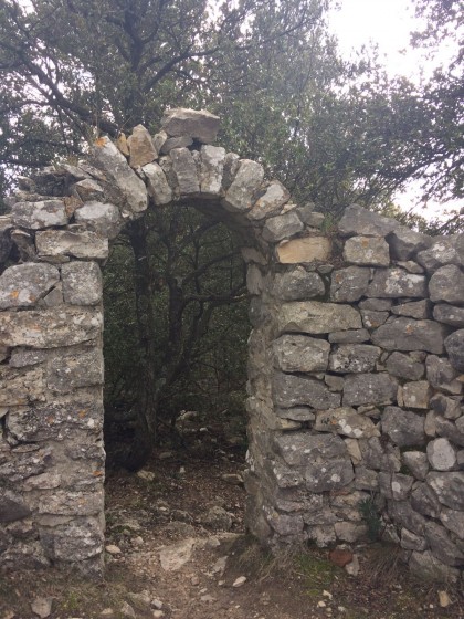 L\'arche après les ruines (vue du côté falaise)