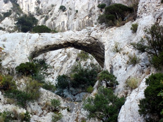 L\'Arche d\'alliance menant aux grottes du Château du diable