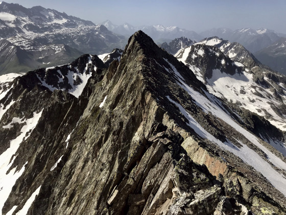 L\'arête joignant le Pic Nord au Pic Sud du Toit L\'arête joignant le Pic Nord au Pic Sud du Toit