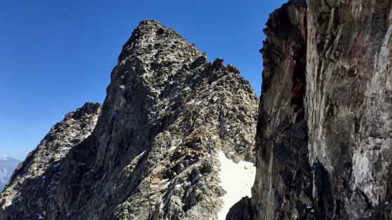 L\'arête menant au Puy gris depuis le névé sous sa Selle.