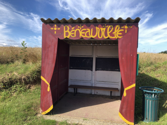 L\'arrêt de bus de Béneauville
