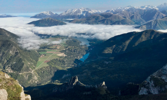 L\'eau du Lac du Sautet prend des couleurs turquoise