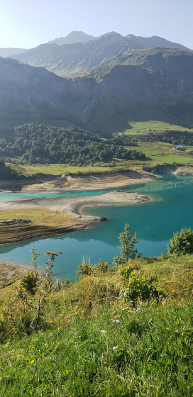 L\'eau turquoise du lac de Roselend