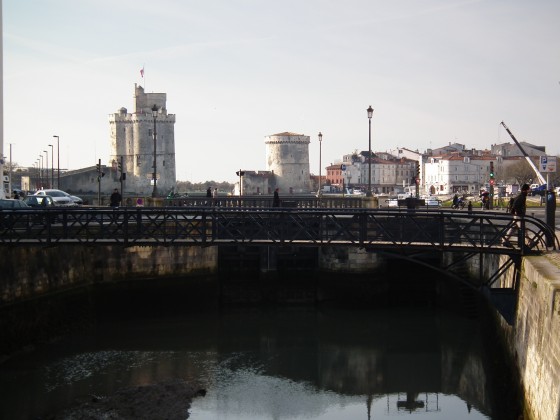 L\'écluse entre le veux port et le vieux canal