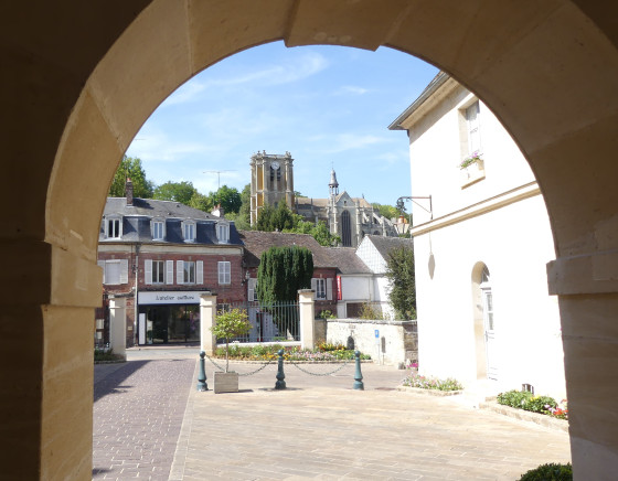 L'église de Chaumont, vue de la cour de la Mairie