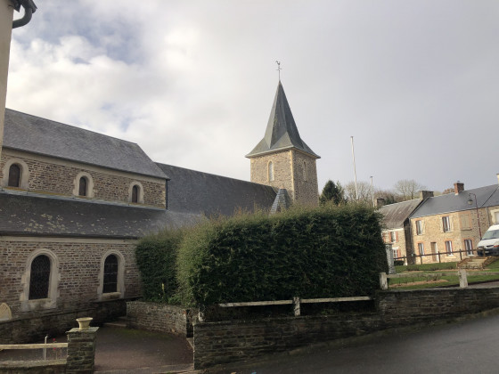 L\'église de Saint-Martin-de-Sallen vue depuis le parking de la mairie