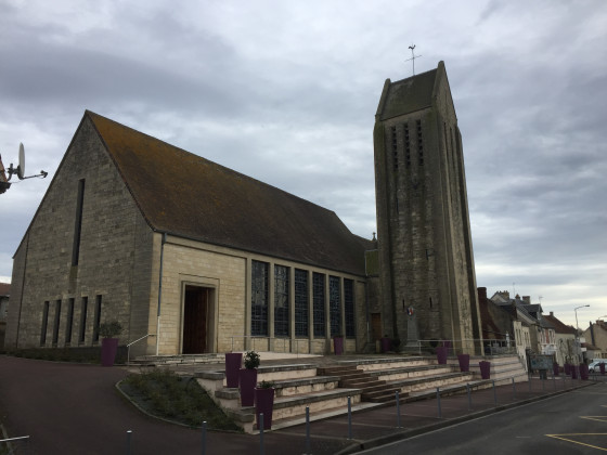 L'église de Saint-Sylvain vue de la rue des Canadiens