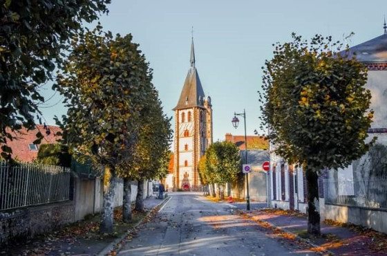L'église de Senonches  à l'extrémité de l'Avenue Poucin