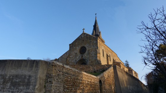l\'église en galets de Roussillon