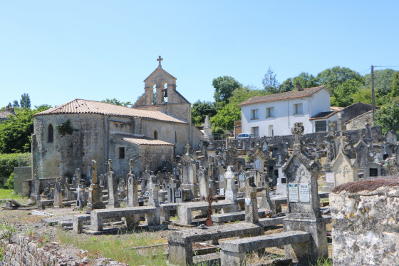 L'église et le cimetière de Pouffonds