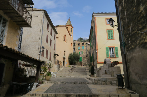 L\'église et le village de Gilette